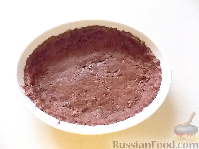 Фото приготовления рецепта: Шоколадный пирог с творогом и вишней - шаг №10