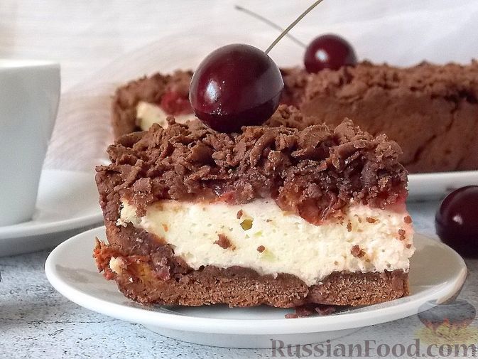 Фото приготовления рецепта: Шоколадный пирог с творогом и вишней - шаг №16