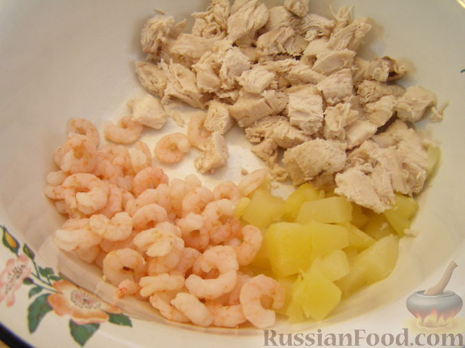 Фото приготовления рецепта: Салат из креветок с курицей и ананасами - шаг №9