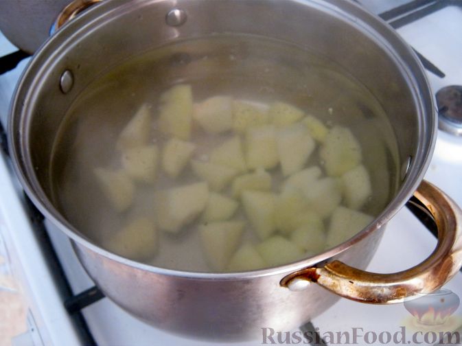 Фото приготовления рецепта: Рыбный суп из консервов - шаг №3