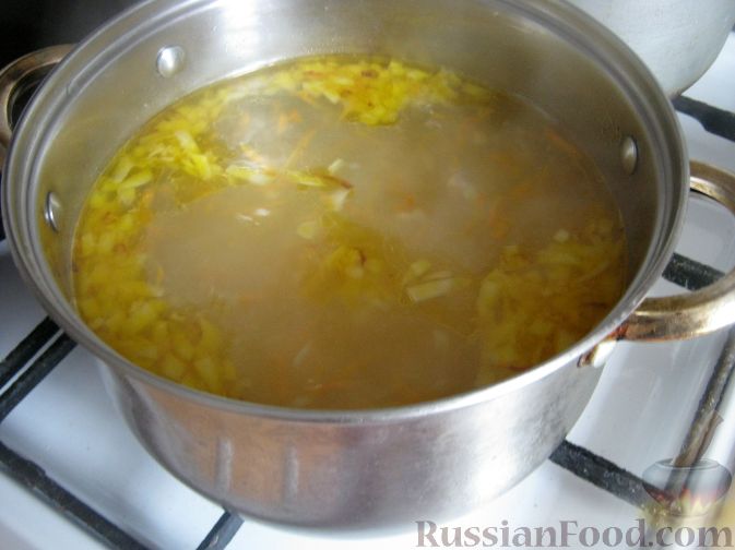 Фото приготовления рецепта: Рыбный суп из консервов - шаг №6