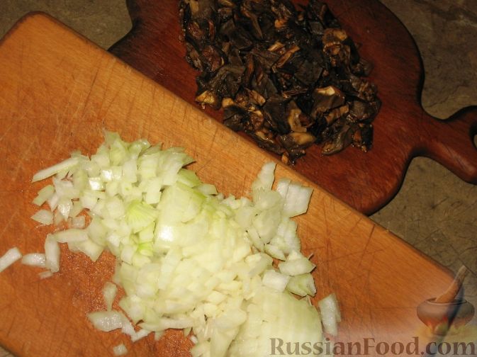 Фото приготовления рецепта: Закусочный рулет из моркови со сливочным сыром и зеленью - шаг №10