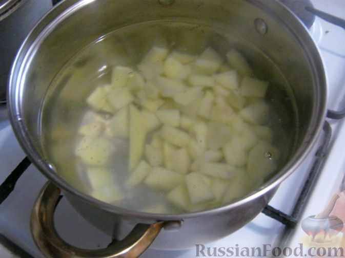 Фото приготовления рецепта: Сырный суп с сосисками - шаг №4