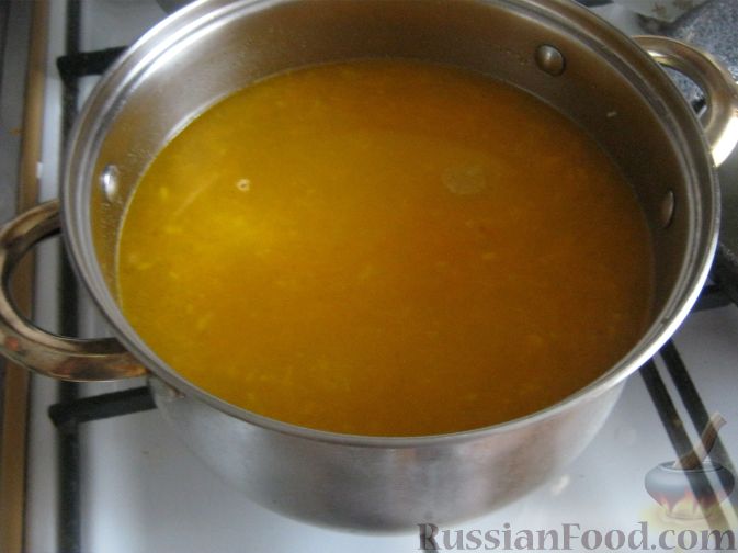 Фото приготовления рецепта: Сырный суп с сосисками - шаг №10