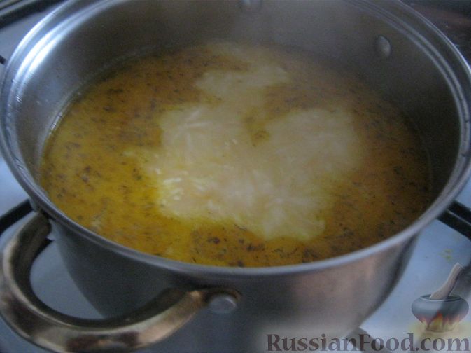 Фото приготовления рецепта: Сырный суп с сосисками - шаг №12
