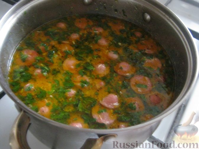 Фото приготовления рецепта: Сырный суп с сосисками - шаг №13