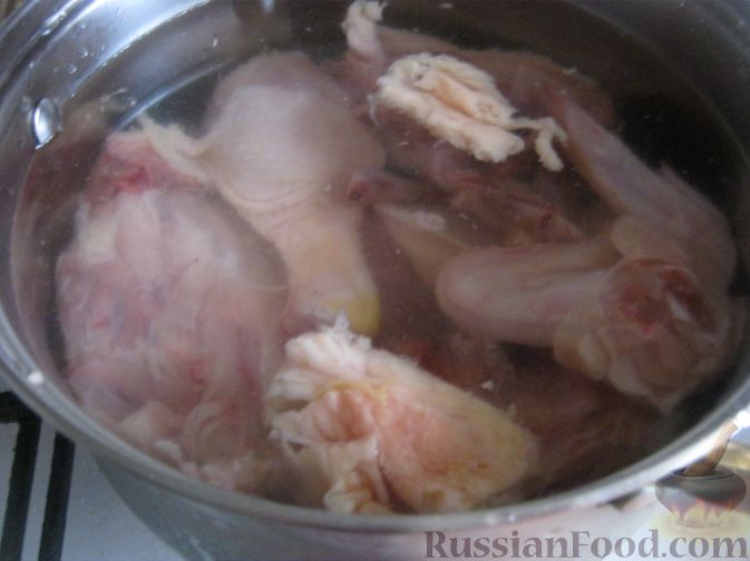 Фото приготовления рецепта: Куриный суп-лапша - шаг №3