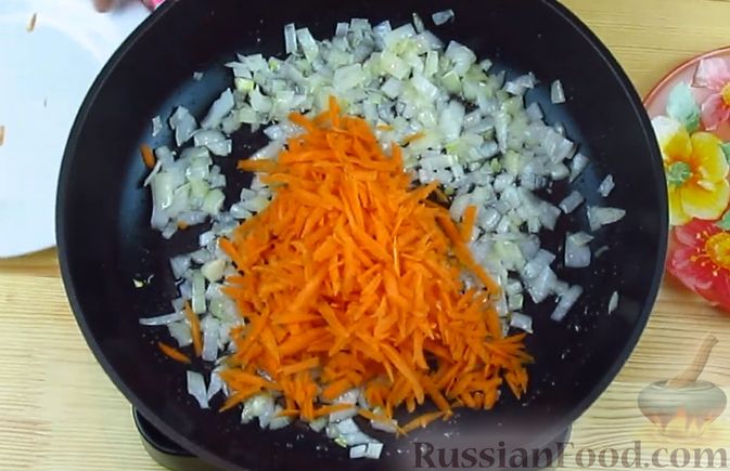 Фото приготовления рецепта: Жареная рыба в томатном соусе с ананасами - шаг №4