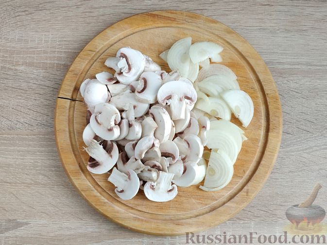 Фото приготовления рецепта: Большая котлета, запечённая с грибами, помидорами и сыром - шаг №7