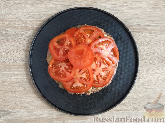 Фото приготовления рецепта: Большая котлета, запечённая с грибами, помидорами и сыром - шаг №11