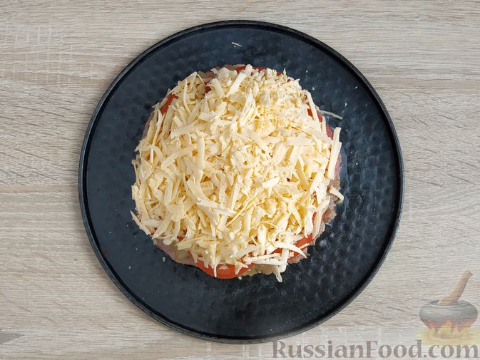Фото приготовления рецепта: Большая котлета, запечённая с грибами, помидорами и сыром - шаг №13