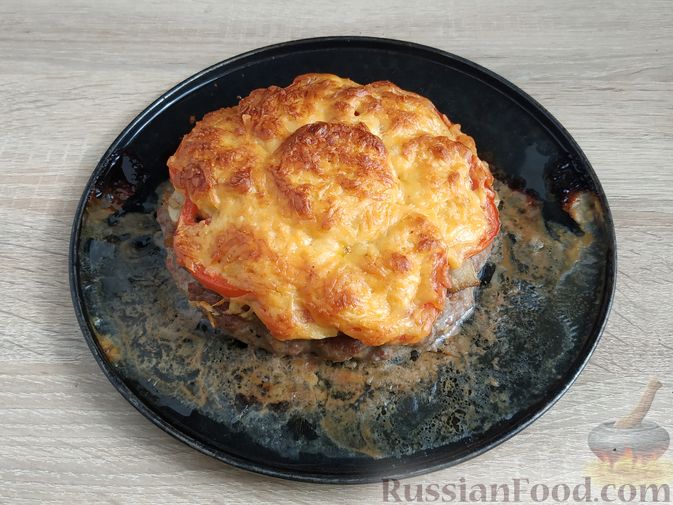 Фото приготовления рецепта: Большая котлета, запечённая с грибами, помидорами и сыром - шаг №14