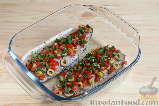 Фото приготовления рецепта: Запечённая скумбрия с помидорами и оливками, под сыром - шаг №6