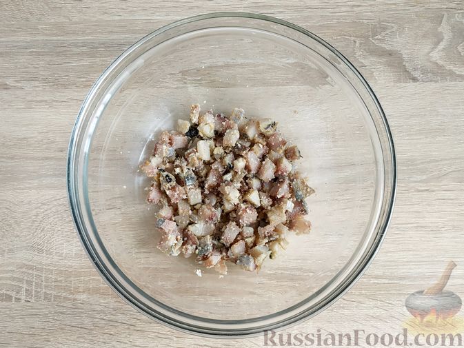 Фото приготовления рецепта: Слоёный салат со шпротами, картофелем,  солёными огурцами и маслинами - шаг №11