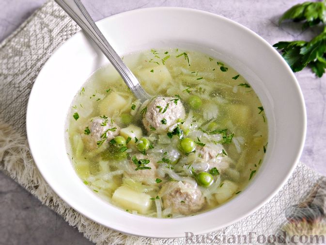 Фото к рецепту: Суп с фрикадельками, капустой и зелёным горошком
