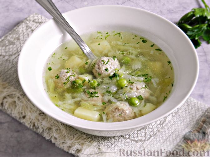 Фото приготовления рецепта: Суп с фрикадельками, капустой и зелёным горошком - шаг №11