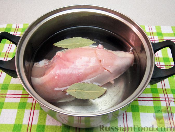 Фото приготовления рецепта: Салат с курицей, огурцами и маринованным луком - шаг №2