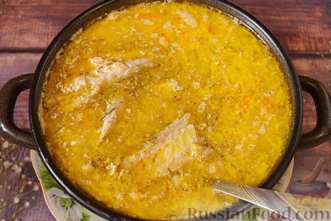 Фото приготовления рецепта: Суп из скумбрии с картофелем и рисом - шаг №14