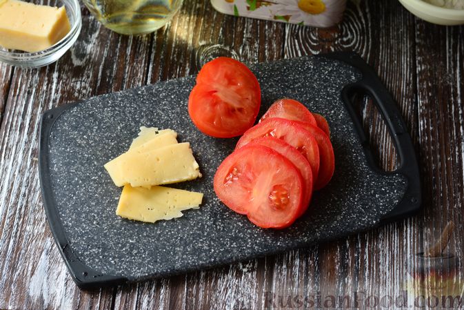 Фото приготовления рецепта: Рулетики из пекинской капусты с помидорами и сыром - шаг №5