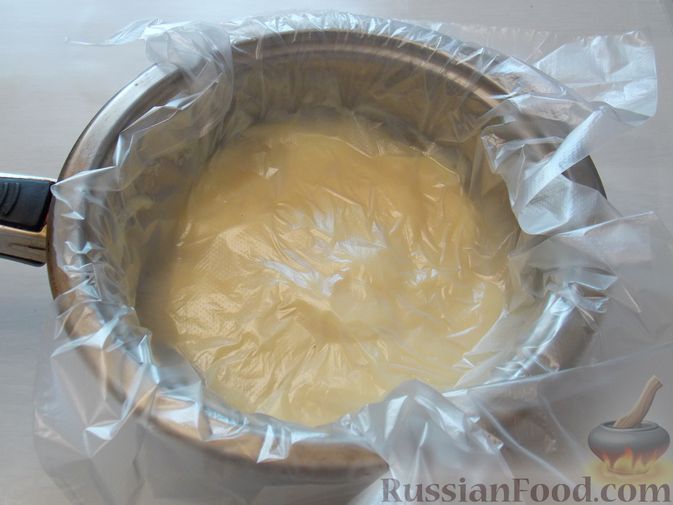 Фото приготовления рецепта: Торт с безе, заварным кремом и смородиновым вареньем - шаг №4