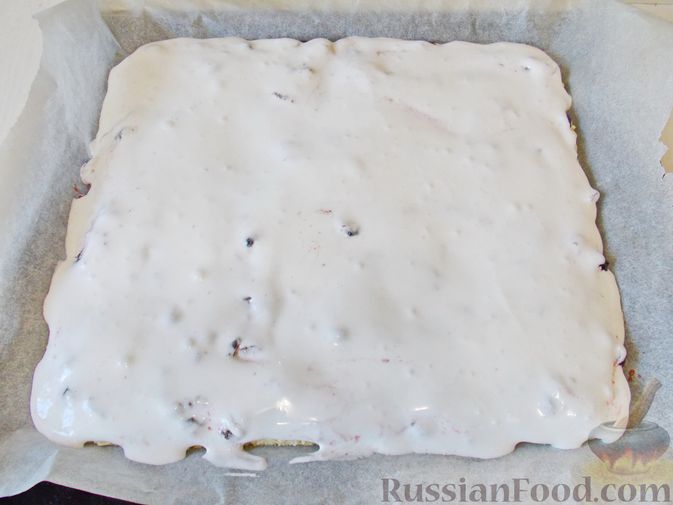 Фото приготовления рецепта: Торт с безе, заварным кремом и смородиновым вареньем - шаг №18
