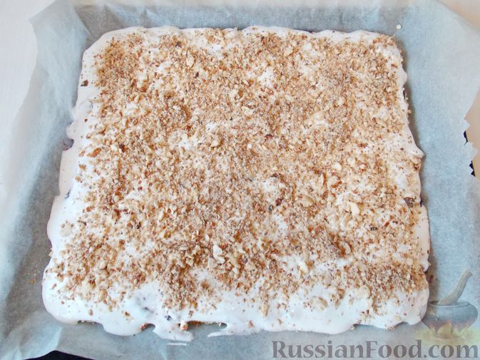 Фото приготовления рецепта: Торт с безе, заварным кремом и смородиновым вареньем - шаг №19