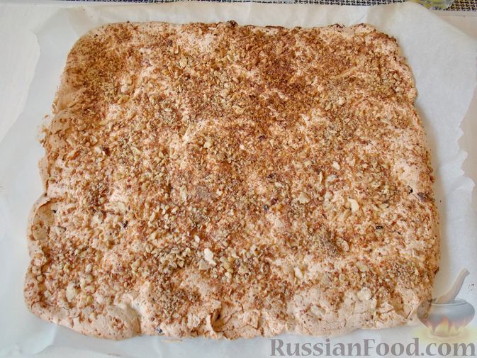 Фото приготовления рецепта: Торт с безе, заварным кремом и смородиновым вареньем - шаг №20