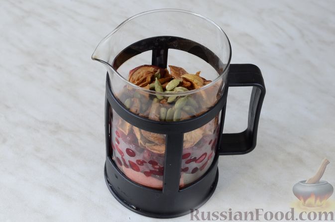 Фото приготовления рецепта: Яблочный чай с клюквой, брусникой и кардамоном - шаг №5