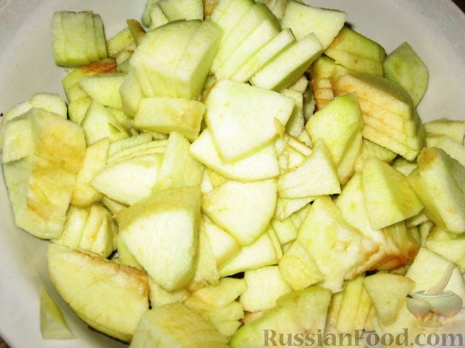 Фото приготовления рецепта: Пирог с яблоками и ежевикой - шаг №3