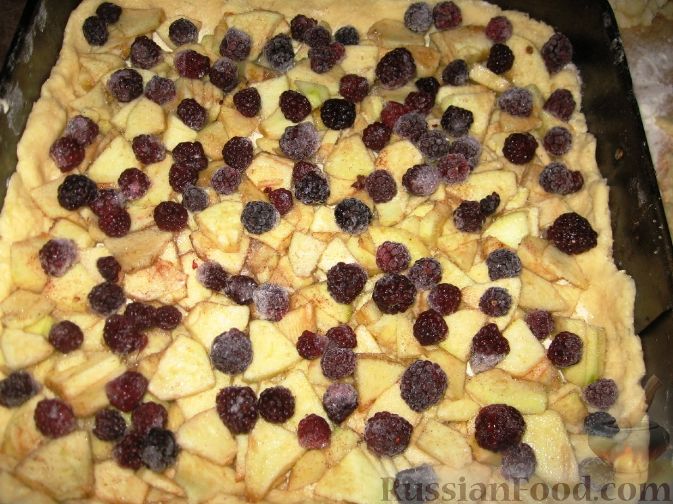Фото приготовления рецепта: Пирог с яблоками и ежевикой - шаг №4