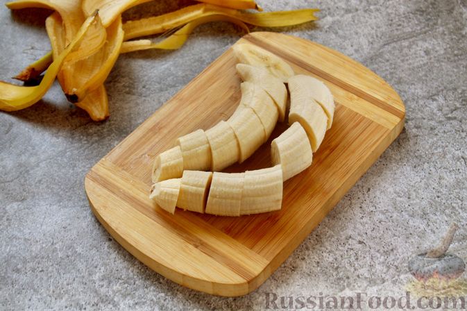 Фото приготовления рецепта: Смузи с бананом и клубникой - шаг №2
