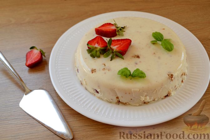 Фото приготовления рецепта: Сметанный торт-желе с клубникой и печеньем - шаг №11