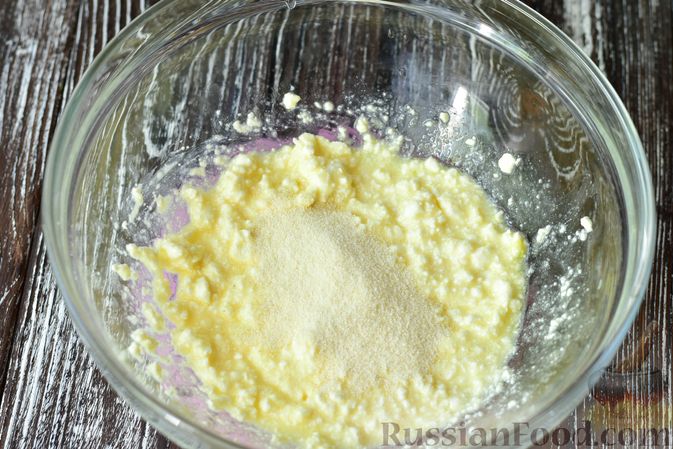 Фото приготовления рецепта: Творожные кнедлики с клубникой - шаг №4