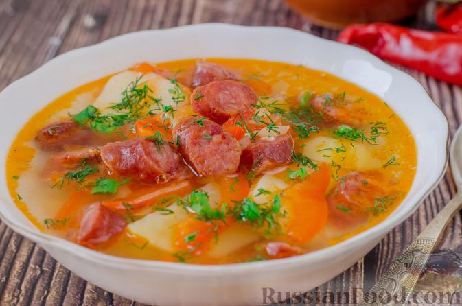 Фото к рецепту: Острый томатный суп с копчёными колбасками