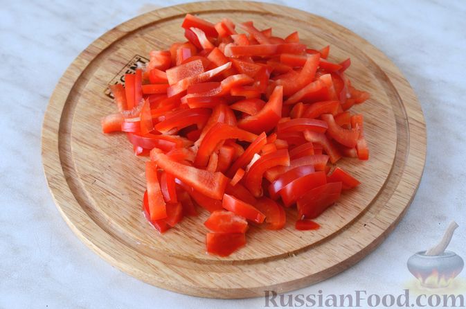 Фото приготовления рецепта: Острый томатный суп с копчёными колбасками - шаг №4
