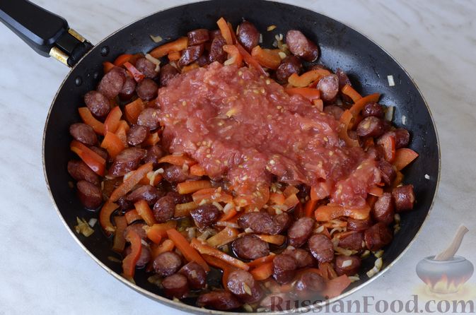 Фото приготовления рецепта: Острый томатный суп с копчёными колбасками - шаг №13