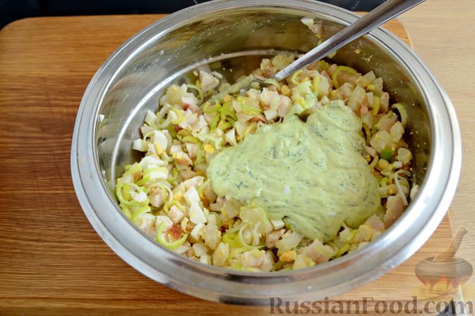 Фото приготовления рецепта: Картофельный салат с копчёной курицей и сметанной заправкой с авокадо - шаг №9