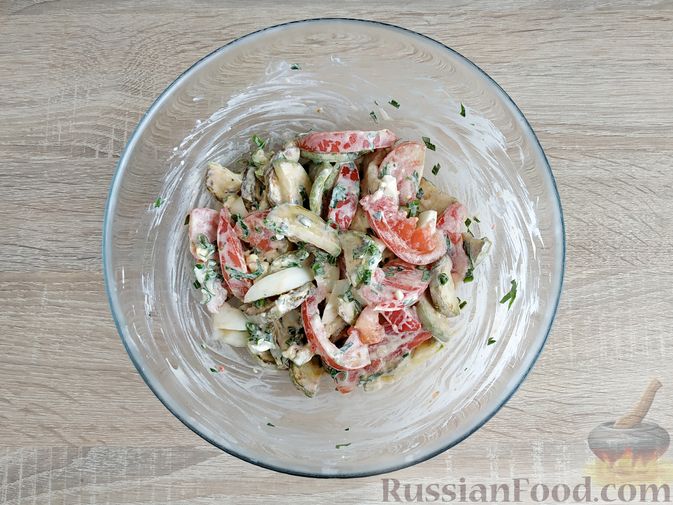 Фото приготовления рецепта: Салат с жареными кабачками, помидорами и яйцами - шаг №13