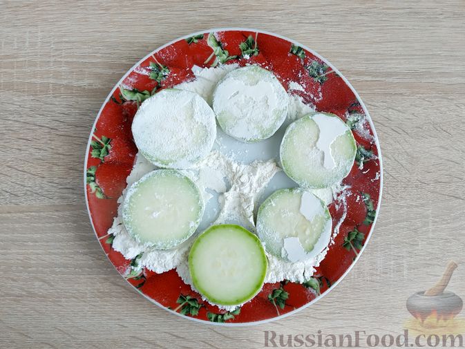 Фото приготовления рецепта: Жареные кабачки в сырно-йогуртовом кляре - шаг №10