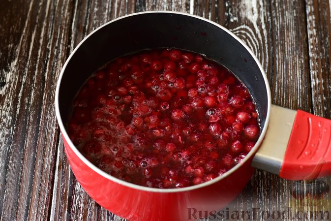Фото приготовления рецепта: Варенье из красной смородины (на зиму) - шаг №6