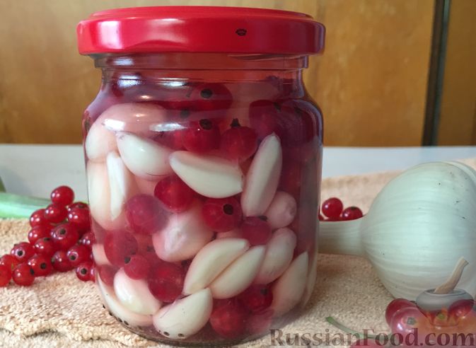 Фото приготовления рецепта: Чеснок, маринованный с ягодами брусники, красной смородины или клюквы - шаг №8