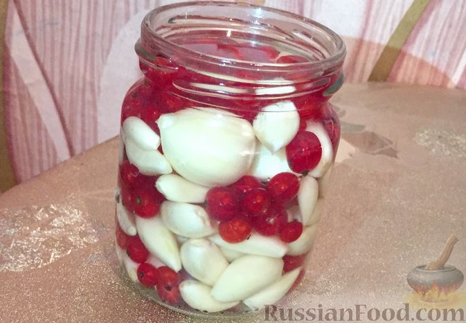 Фото приготовления рецепта: Чеснок, маринованный с ягодами брусники, красной смородины или клюквы - шаг №7