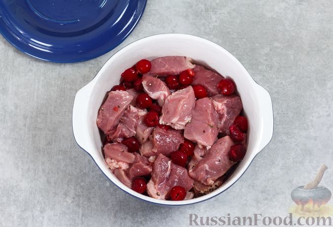 Фото приготовления рецепта: Мясо, запечённое с вишней, в духовке - шаг №4