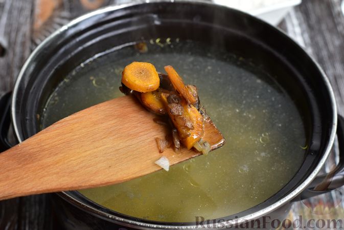 Фото приготовления рецепта: Капуста, тушенная с мясом, грибами и айвой - шаг №7