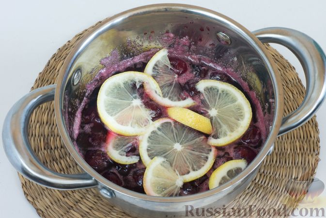 Фото приготовления рецепта: Варенье из черешни с лимоном (на зиму) - шаг №4