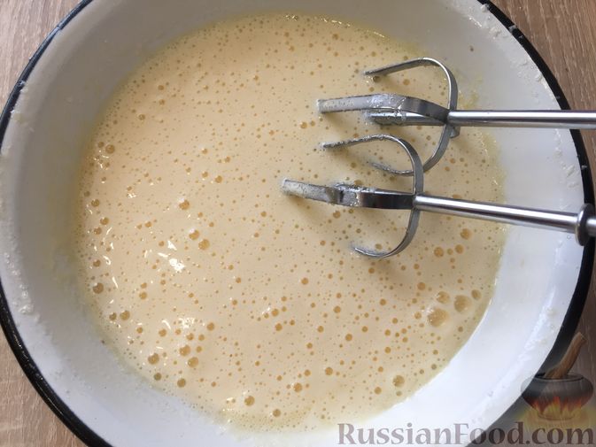 Фото приготовления рецепта: Манные кексы с соком малины и смородиновой глазурью - шаг №6