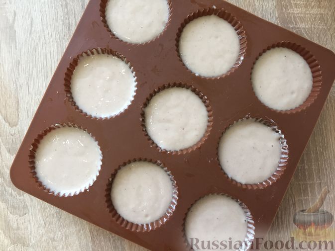 Фото приготовления рецепта: Манные кексы с соком малины и смородиновой глазурью - шаг №9