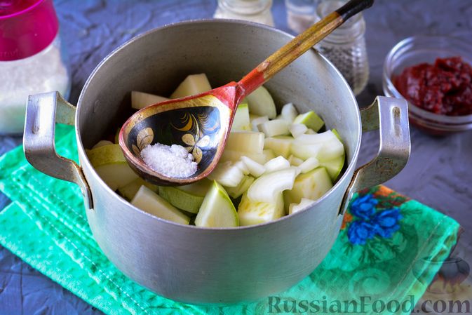 Фото приготовления рецепта: Борщ черниговский с кабачком и яблоком - шаг №15