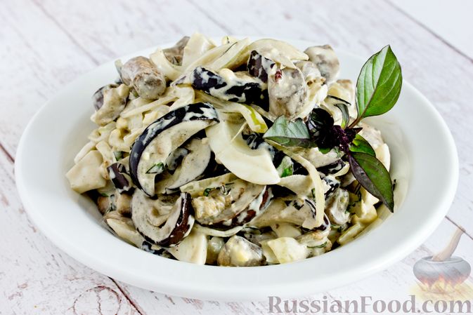 Фото к рецепту: Салат с грибами, баклажанами, яйцами и маринованным луком