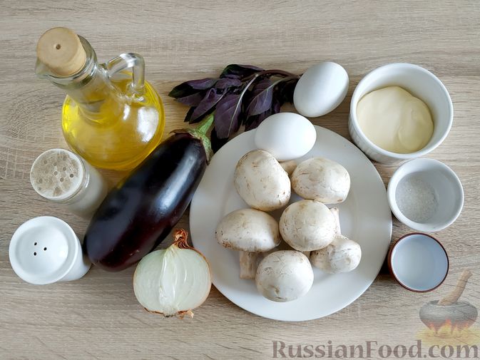 Фото приготовления рецепта: Салат с грибами, баклажанами, яйцами и маринованным луком - шаг №1